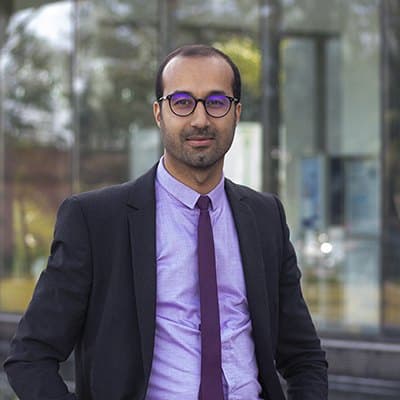 ياسين، مصمم جرافيك ومنشئ مواقع إلكترونية في الدار البيضاء
